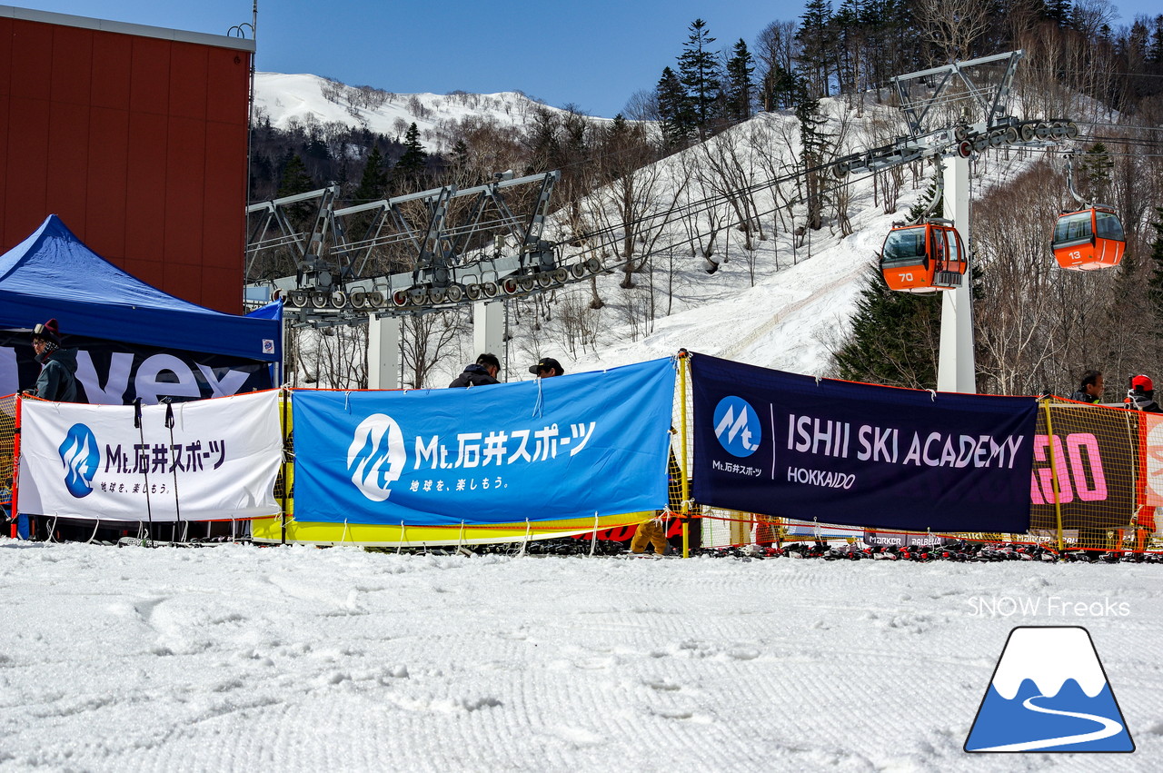 札幌国際スキー場 Mt.石井スポーツ ISHII SKI ACADEMY 校長・斉藤人之さんによる『斉藤塾』開講。本日のテーマは、「春雪！コブからスキーのたわみを楽しむ！！」(^^)v